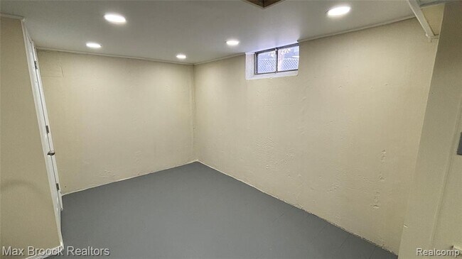 Building Photo - 2405 Pembroke Rd