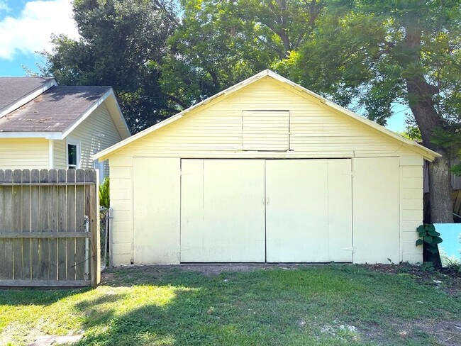 Building Photo - 107 Sinclair St