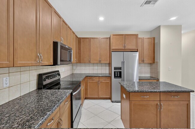 Building Photo - 9479 Sedgewood Dr