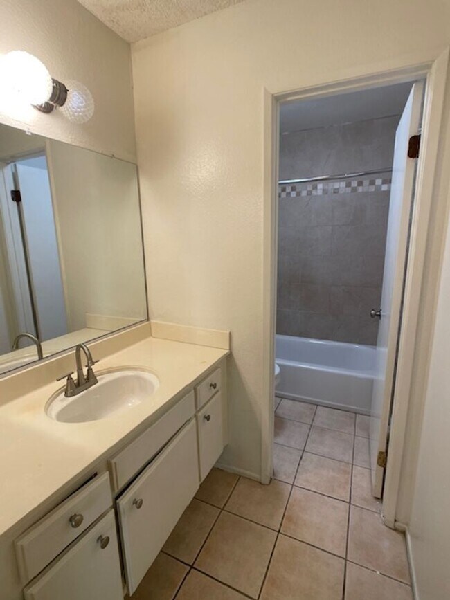 Building Photo - Moorpark 3 bed 2.5 bath Townhome close to Moorpark College