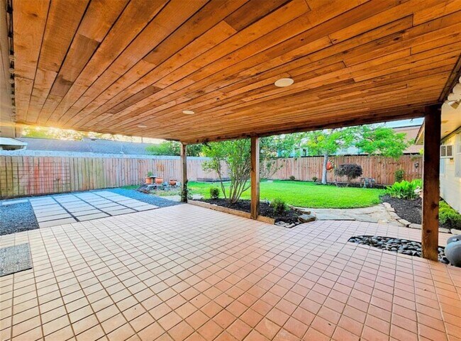 Building Photo - 2527 Willowby Dr