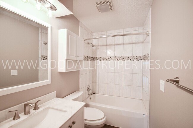 Building Photo - 2 Bedroom + Flex Rm/2 Bath Duplex with Garage