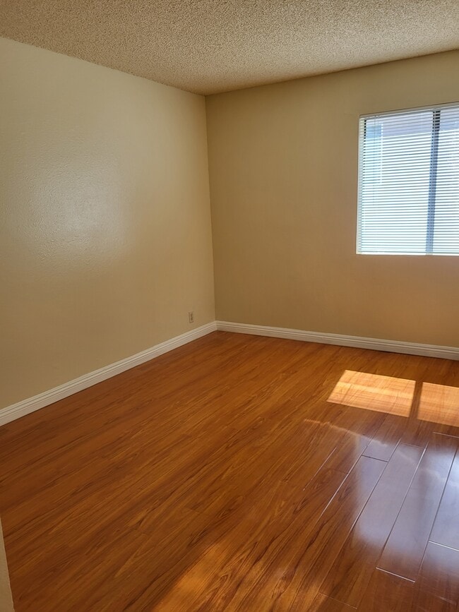 Building Photo - 13406 Moorpark St. Apartments