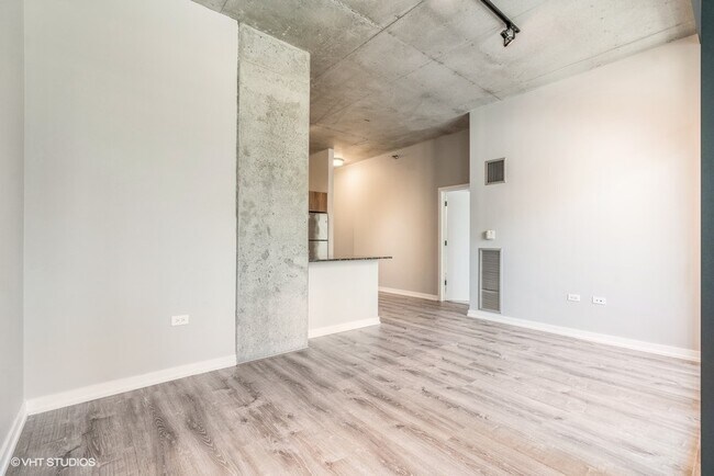 Building Photo - 235 W Van Buren St