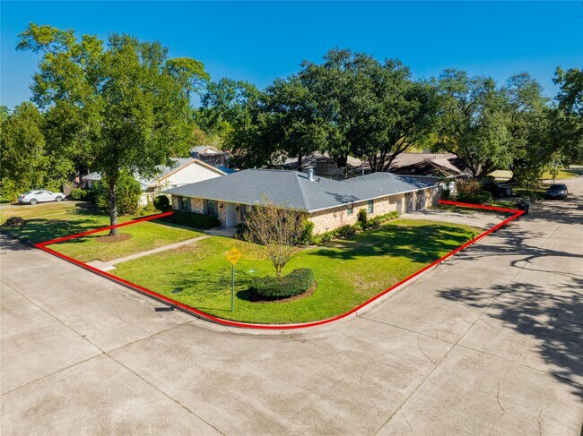 Building Photo - 4402 Fallbrook Dr