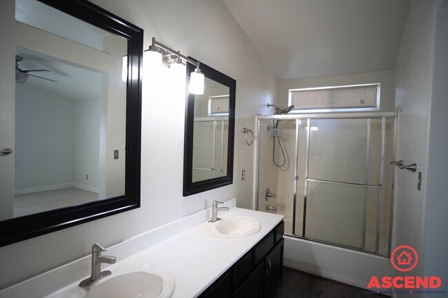 Building Photo - Charming 3 Bed 2.5 Bath Home Located Off of White Lane and Gosford!