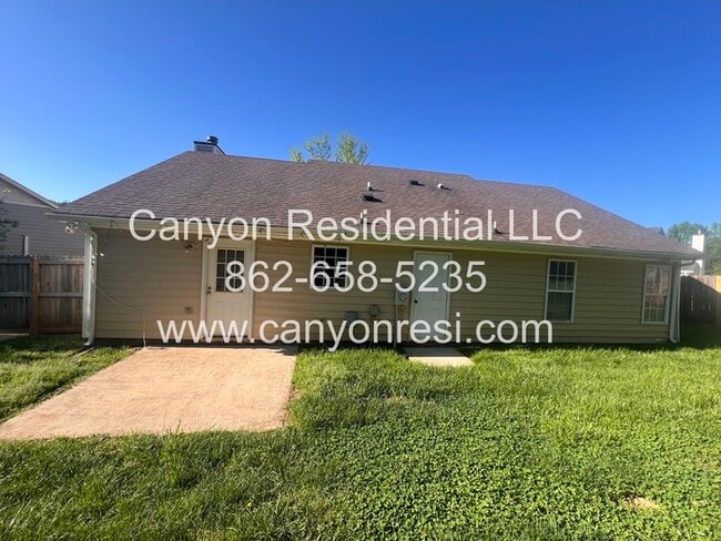 Building Photo - Hurry this Home won't last long! Great 3BR...