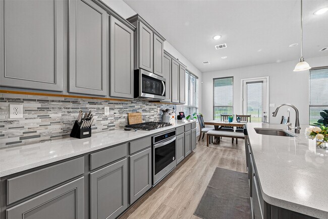 Building Photo - 6506 Tiburon Lakes Dr