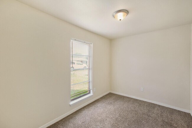 Building Photo - 5415 3 Rd St