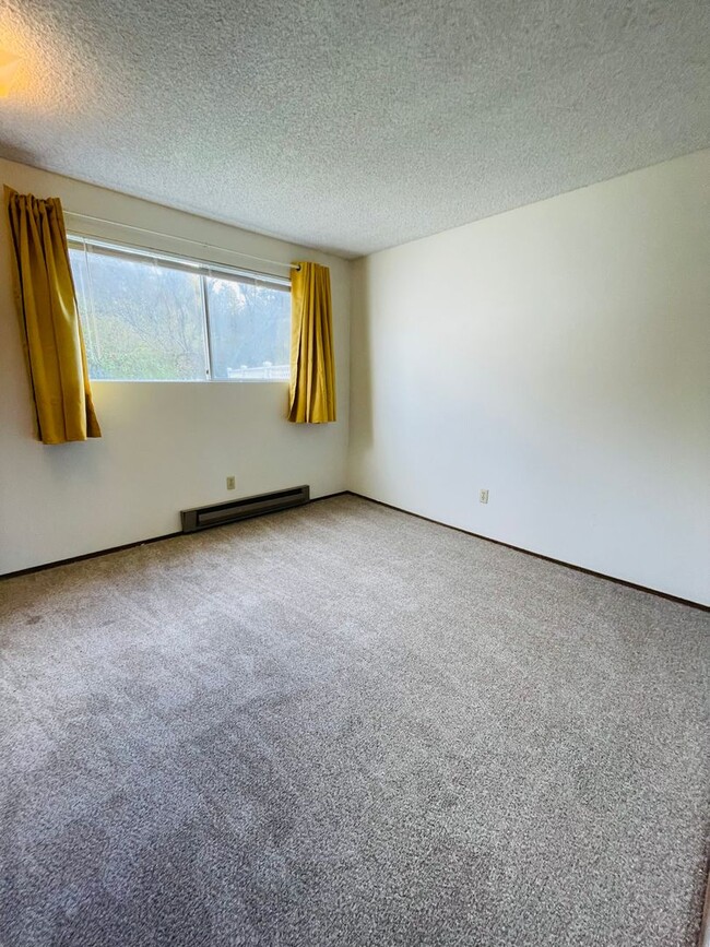 Building Photo - 925 SqFt, 2 Bed Condo in Coupeville, 20 Mi...