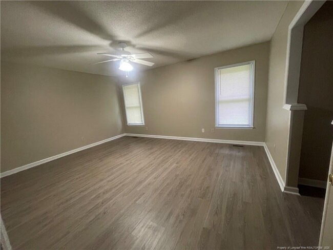 Building Photo - 6160 Lakeway Dr