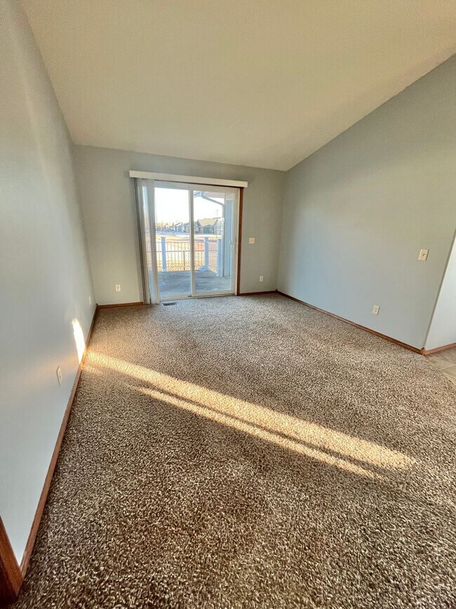 Building Photo - Spacious 4 Bed/3 Bath Twinhome in Brandon!