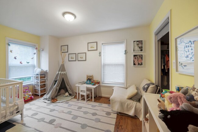 Building Photo - Available Now! Parking! // 3 bedroom 2.5 b...