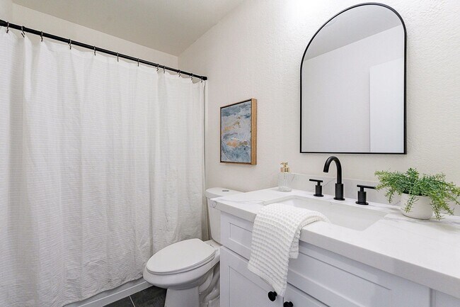 Building Photo - Live in luxury in this Scottsdale condo!