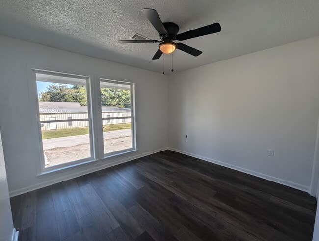 Building Photo - Newly Remodeled 2/1.5 Townhouse in Newport!