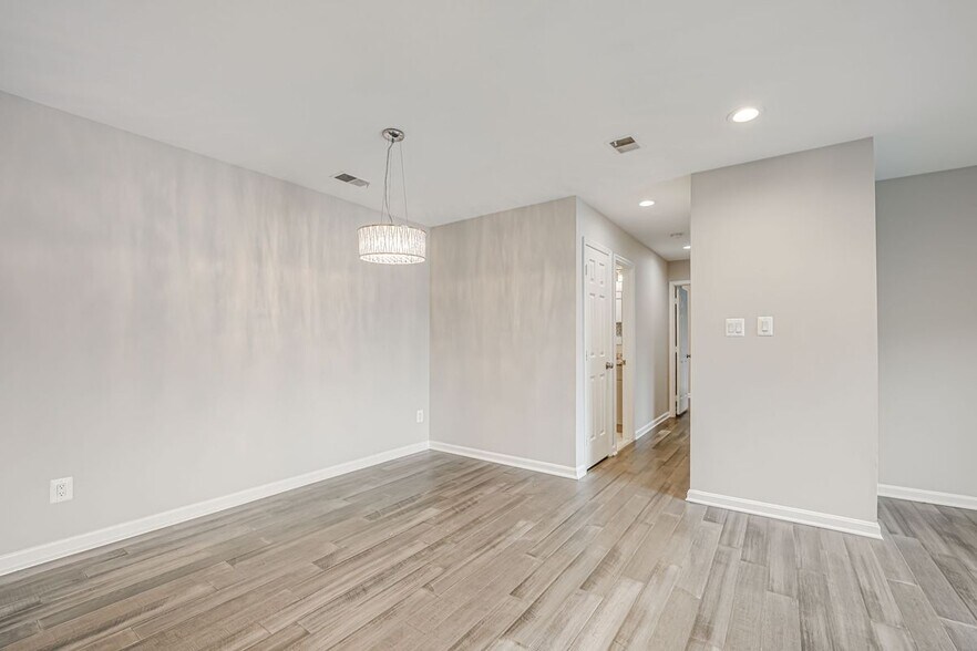 Building Photo - 2815 Lee Oaks Ct