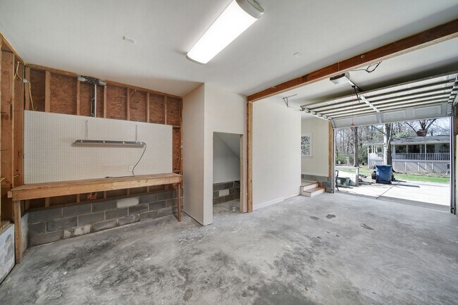 Building Photo - Unique Single Family Home in Matthews!