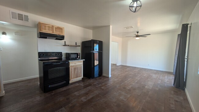 Building Photo - 1812 S Hardy Dr