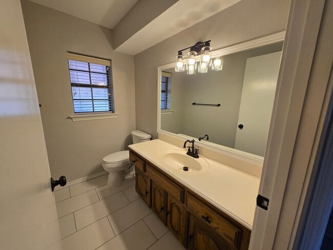 Building Photo - Stunning 4-bd 2.5 bath