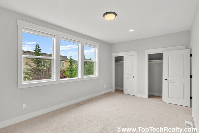 Building Photo - Beautiful *CORNER LOT* 5 BD* 3.5 BA* Singl...