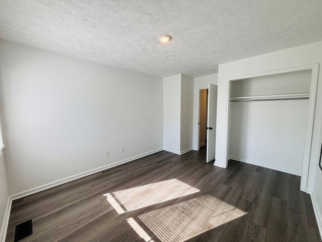 Building Photo - 3 Bedroom, 2 Bath Duplex