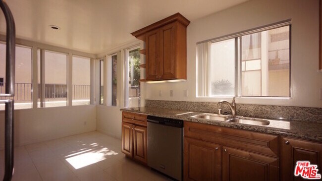 Building Photo - 1233 Barry Ave