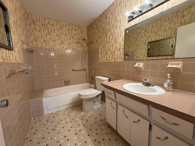 Building Photo - 2402 Ecuadorian Way