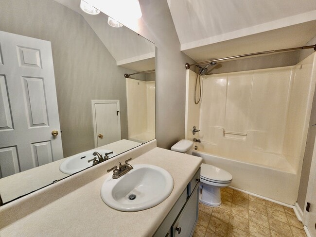 Building Photo - Adorable, well taken care of three bedroom...