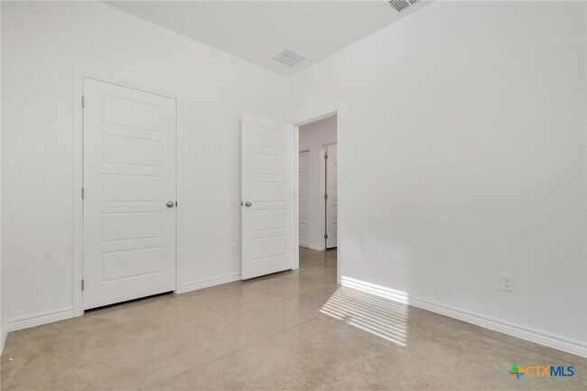 Building Photo - 3902 American Elm Dr