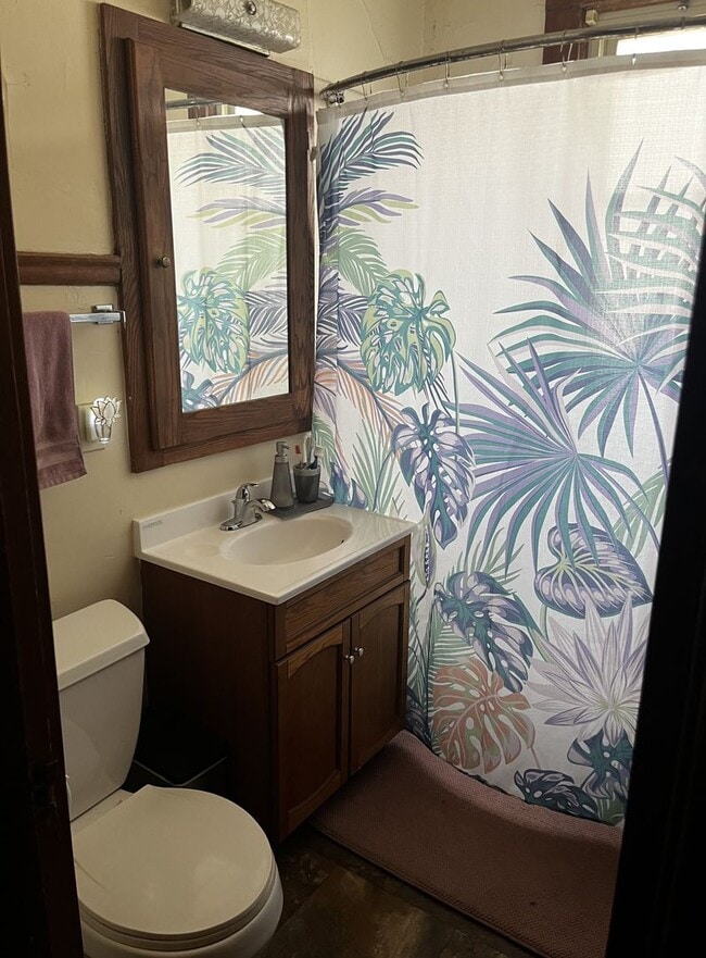 Building Photo - 1579 N Warren Ave