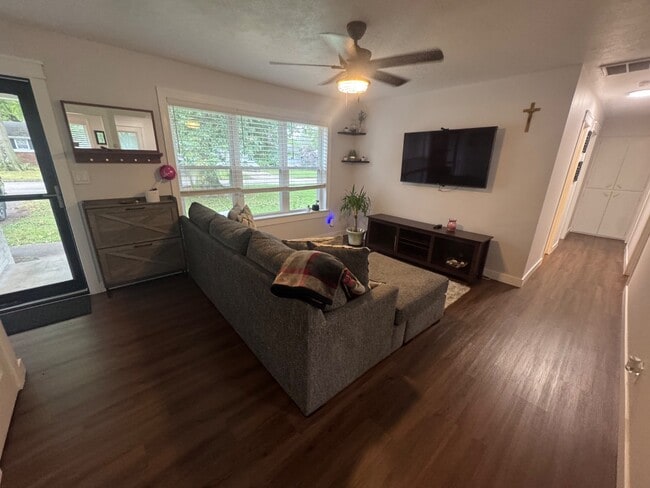 Building Photo - 303 E Broadmoor St