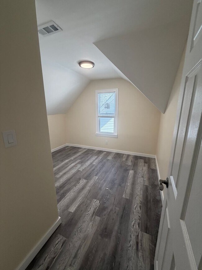 Building Photo - 5 Bedroom 2 full bath spacious home