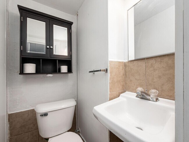 Building Photo - 495 Northview Dr