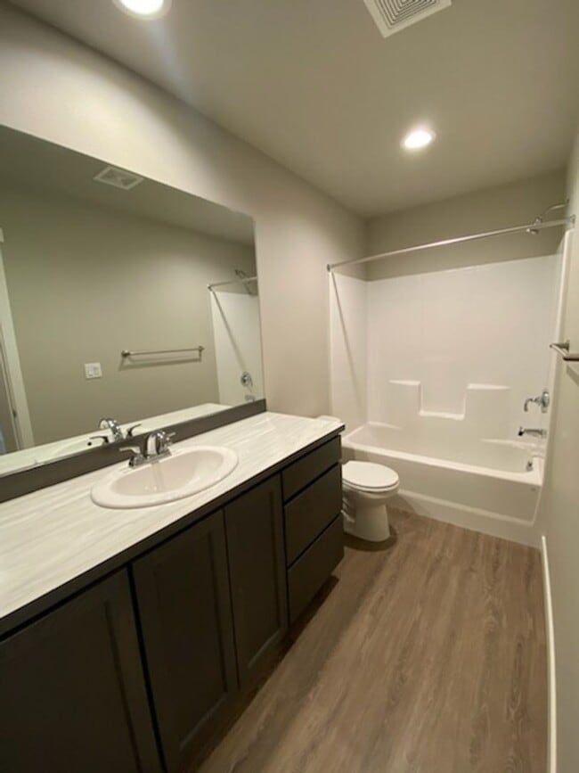 Building Photo - Luxury 3 bedroom, 2 bath home with double garage!