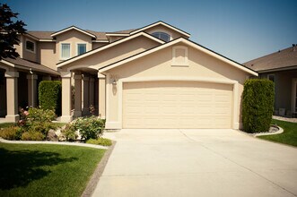 Building Photo - 4 Bedroom Townhome in South Richland