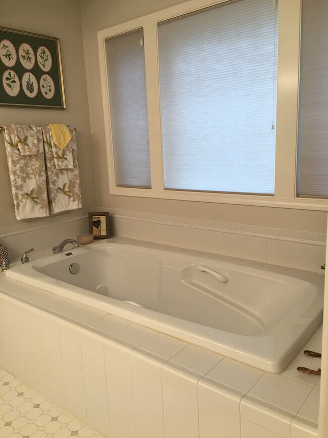 Building Photo - Beautiful 3 bedroom 2.5 Bath in North Corv...