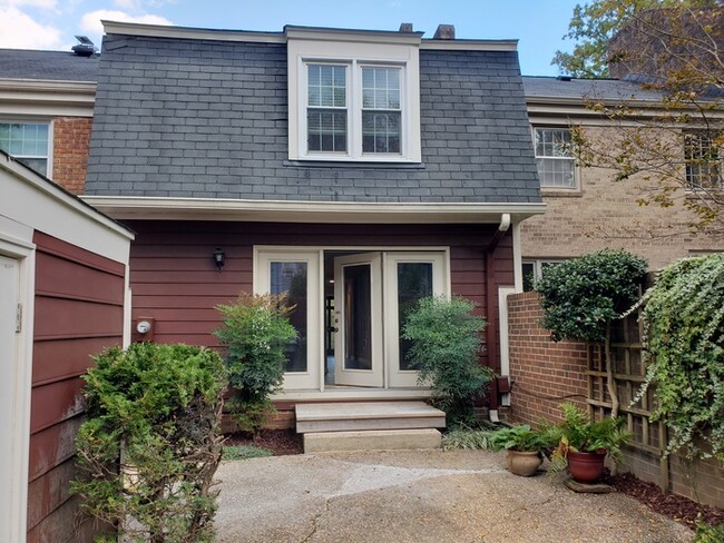 Building Photo - Meredith Townes townhome! Beautiful condit...