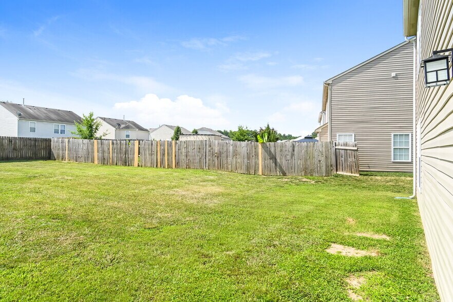 Building Photo - 13921 Lawrence Farm Ln