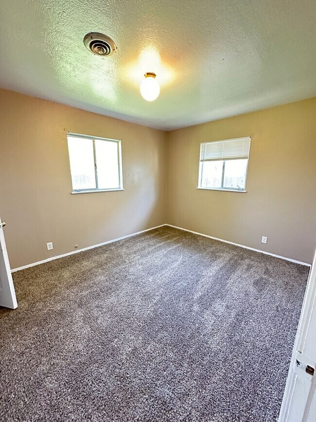 Building Photo - 3 bed / 1 ba house - E. Marysville