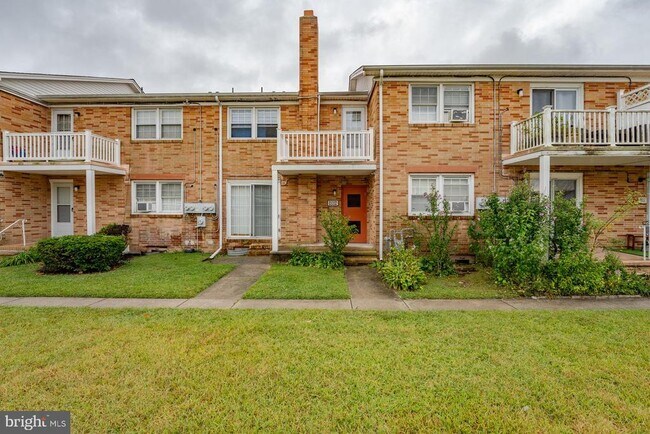 Building Photo - 703 N Oxford Ave