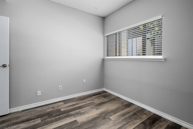 Building Photo - 7065 N Holiday Dr