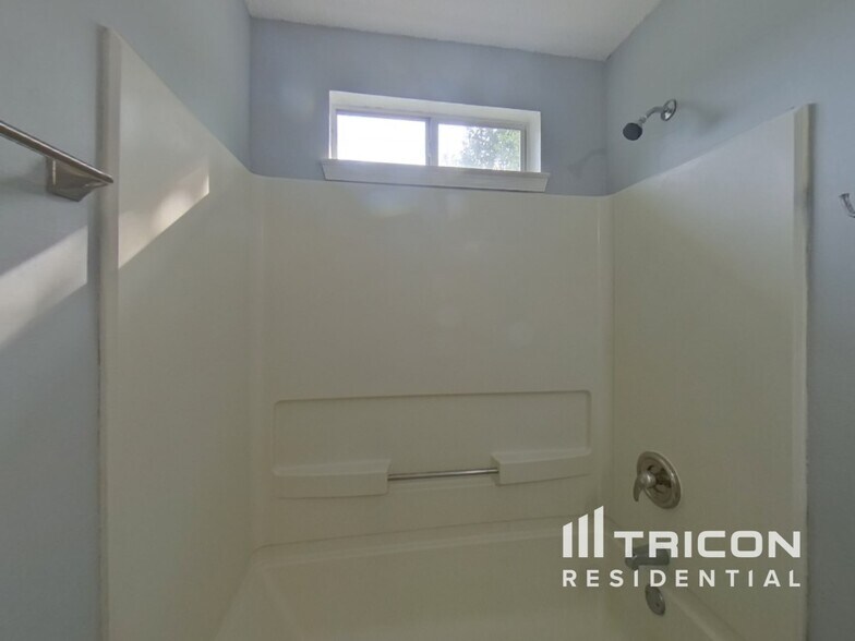 Building Photo - 3539 Oak Leaf Ct