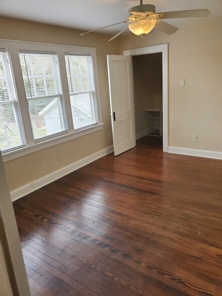 Building Photo - 1206 E 8th St