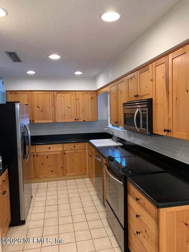 Building Photo - 1841 Twelve Oaks Ln E