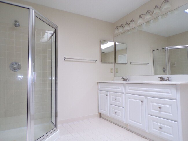 Building Photo - Three Bedroom Townhouse Conveniently Located In Springfield