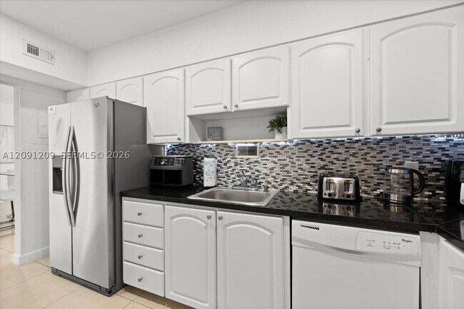 Building Photo - 4001 S Ocean Dr