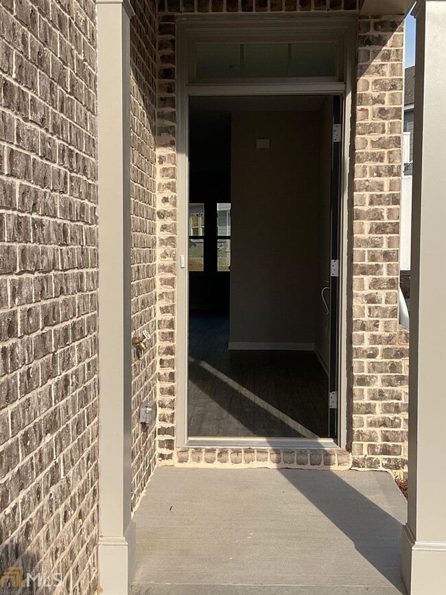 Building Photo - 2066 Pine Tree Dr