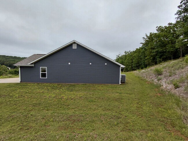 Building Photo - Beautiful home close to post