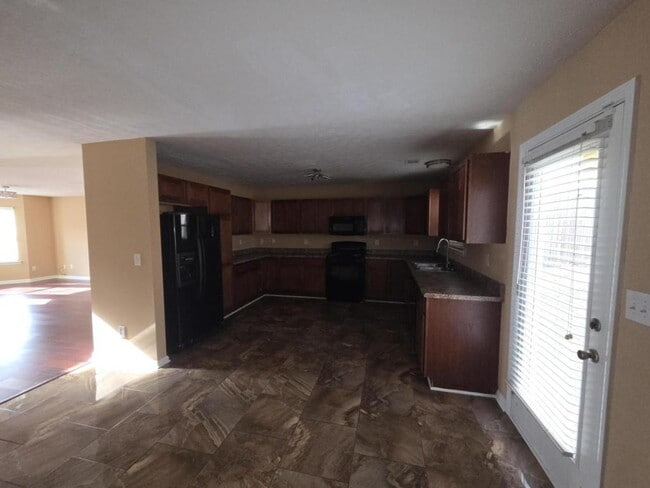 Building Photo - 1465 Stoneleigh Way