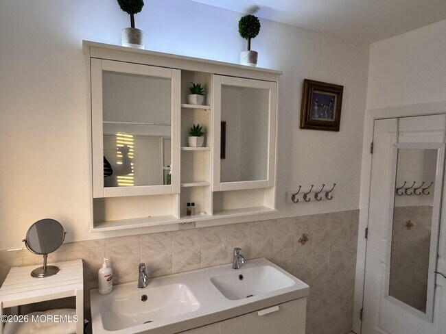 Building Photo - 604 SE Central Ave